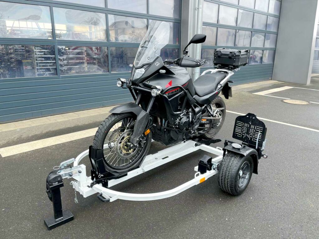 La remorque pour moto simple, pliable et sans effort