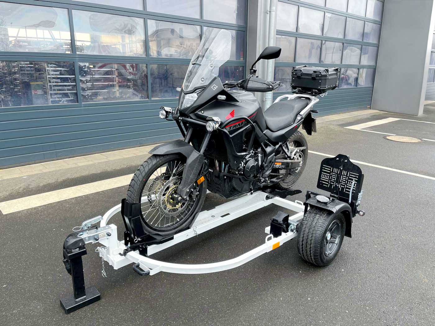 La remorque pour moto simple, pliable et sans effort