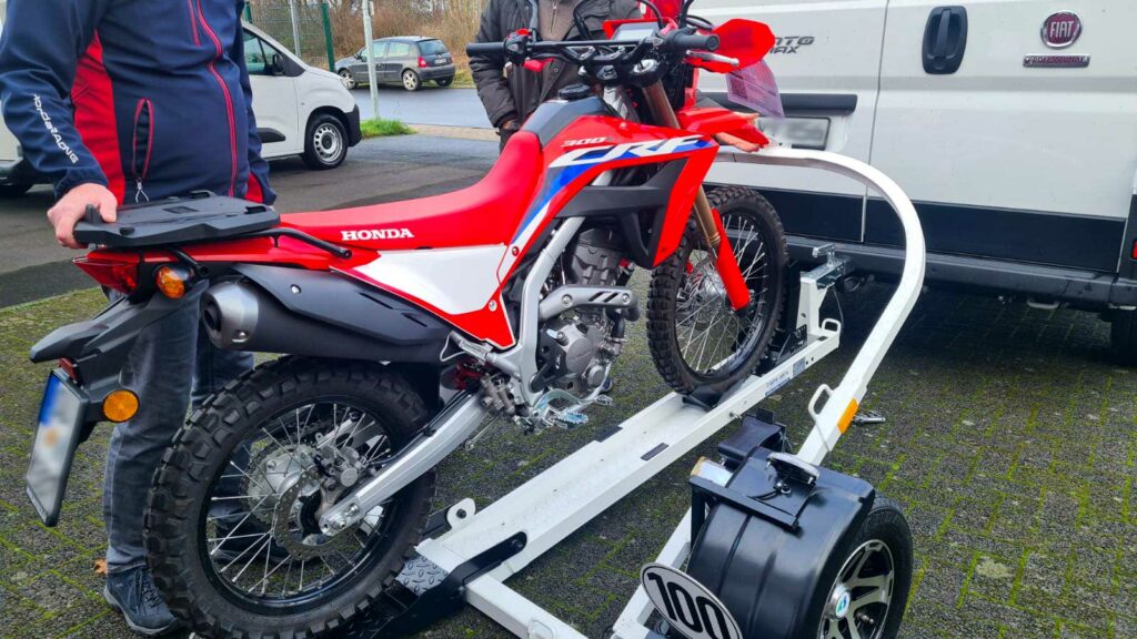 La remorque pour moto simple, pliable et sans effort