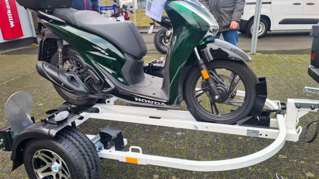 La remorque pour moto simple, pliable et sans effort